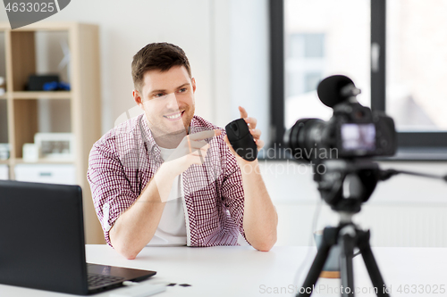 Image of video blogger with computer mouse videoblogging