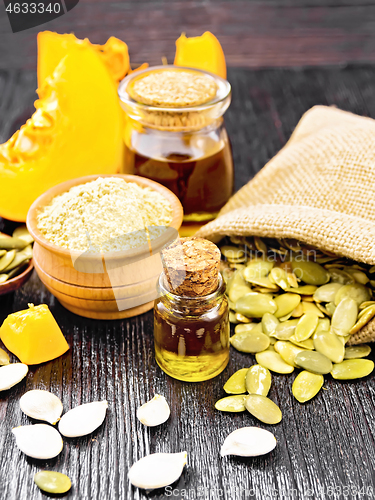 Image of Oil pumpkin in vial with flour on board