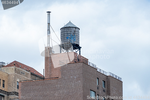 Image of typical water tank on the roof of a building in New York City