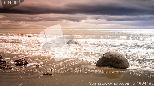 Image of boulders at the beach of Moeraki New Zealand