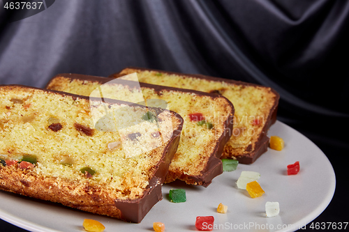 Image of fruitcake and small pieces candied fruits