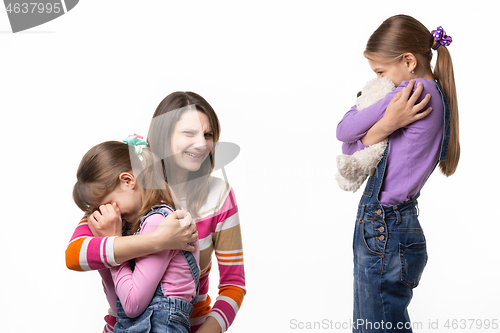 Image of Mom laughed after understanding the conflict of two children