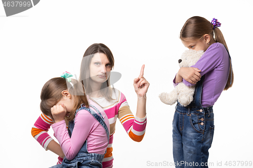 Image of Mom talks hard with her daughter for offending her sister and looking in the frame