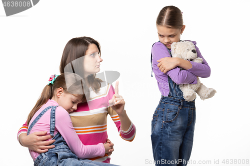 Image of Mom scolds the eldest daughter for offending the younger