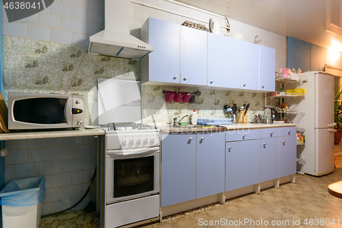 Image of outdated kitchen interior with a hundred finishes and a simple kitchen set