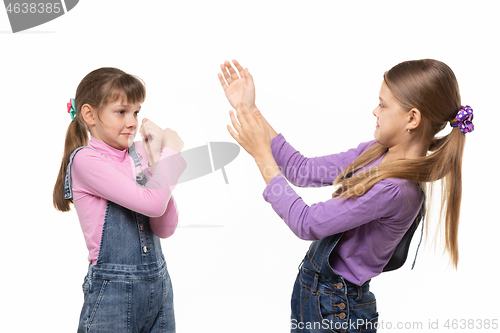 Image of The sisters got mad at each other and started a fight