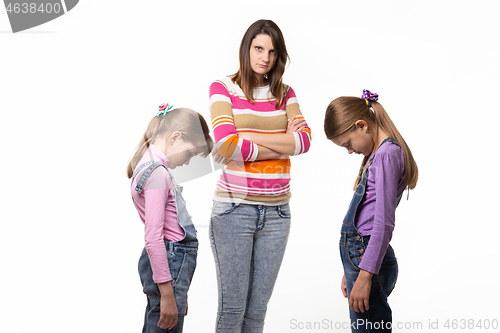 Image of Mom scolded her daughters, they are ashamed