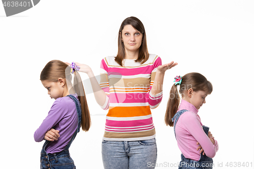 Image of Mom does not know how to reconcile offended at each other daughters