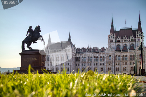 Image of Rakoczi Ferenc equestrian statue before Hungarian paliament building.