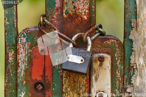 Image of Old gat with padlock