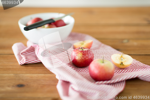 Image of apples and kitchen knife on towel