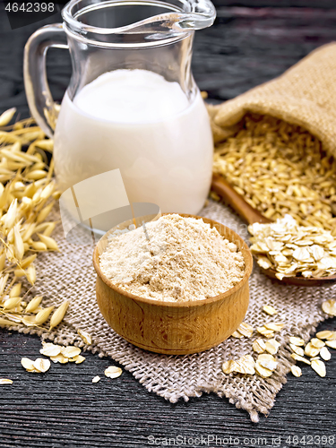 Image of Flour oat in bowl on wooden board