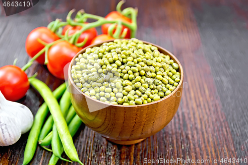 Image of Mung beans  in bowl with vegetables on board