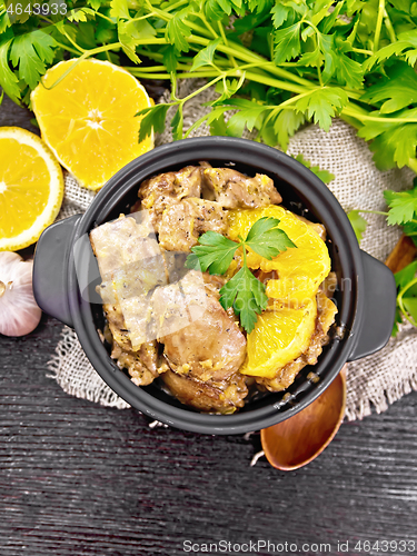 Image of Liver with oranges in pan on dark board top