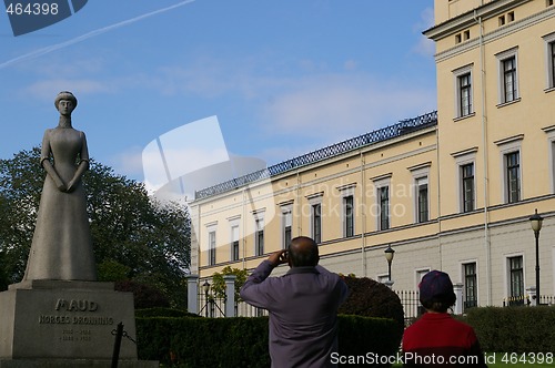 Image of Queen Maud outside the royal palace in Oslo.