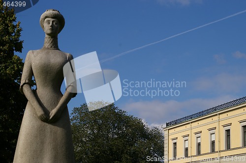 Image of Statue of Queen Maud outside the Royal palace in Oslo