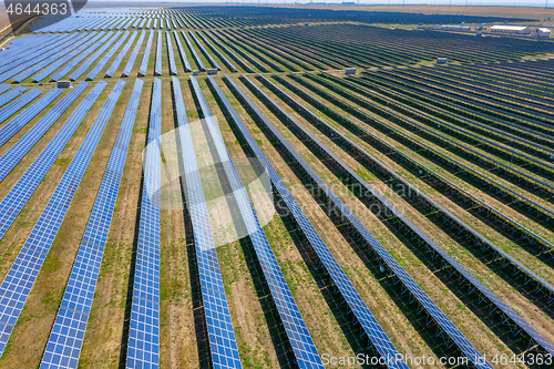 Image of many panels of solar cells