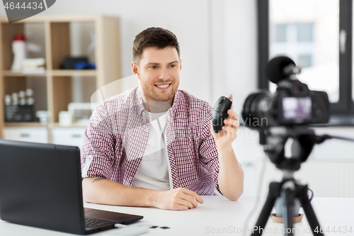 Image of video blogger with computer mouse videoblogging