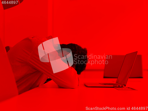 Image of frustrated young business man at office