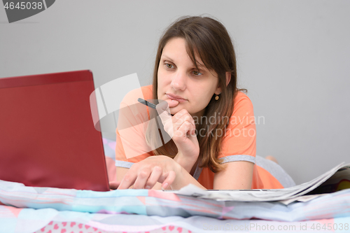 Image of Girl looking for work on online sites on the Internet