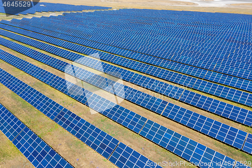 Image of many panels of solar cells