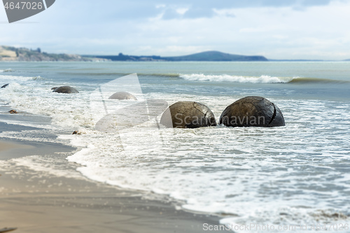 Image of boulders at the beach of Moeraki New Zealand