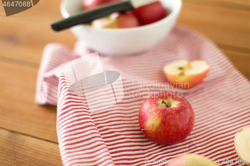 Image of apples and kitchen knife on towel