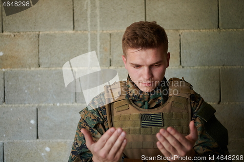 Image of muslim soldier praying