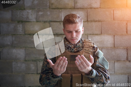 Image of muslim soldier praying