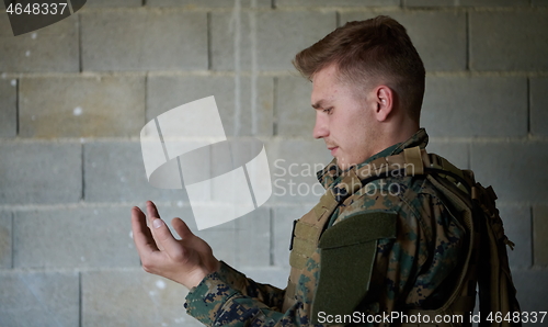 Image of muslim soldier praying