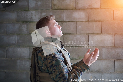 Image of muslim soldier praying