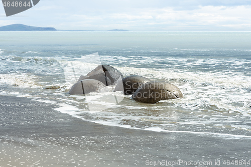 Image of boulders at the beach of Moeraki New Zealand