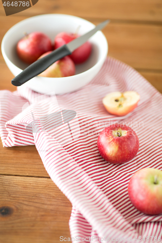 Image of apples and kitchen knife on towel