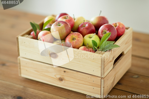 Image of ripe apples in wooden box on table