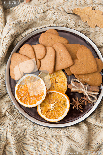 Image of gingerbread with dried oranges, cinnamon and anise