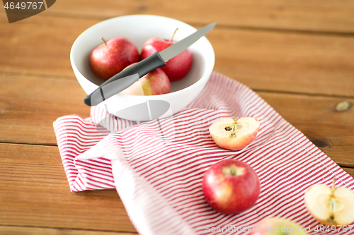 Image of apples and kitchen knife on towel