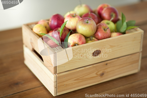 Image of ripe apples in wooden box on table