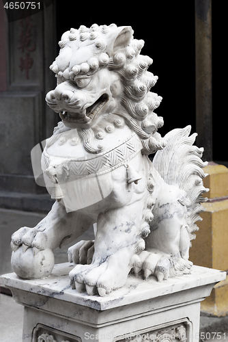 Image of Chinese lion at the entrance of a temple