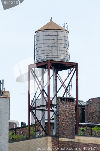 Image of typical water tank on the roof of a building in New York City