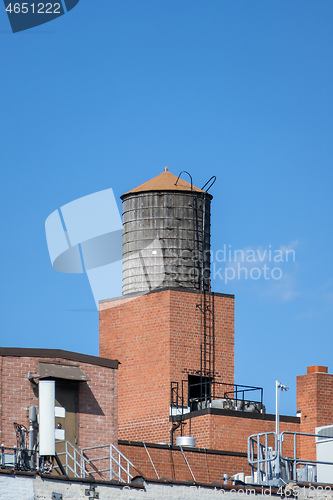 Image of typical water tank on the roof of a building in New York City