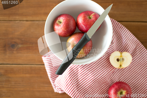 Image of apples and kitchen knife on towel