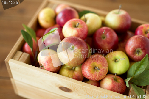 Image of ripe apples in wooden box on table