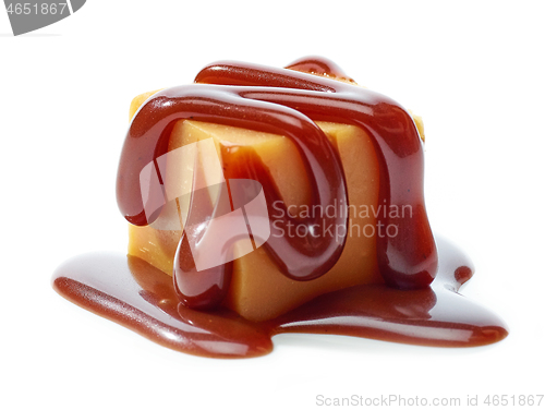 Image of caramel candy with chocolate sauce