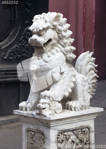 Image of Chinese lion at the entrance of a temple