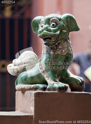 Image of Chinese lion at the entrance of a temple