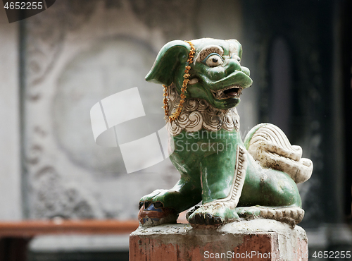 Image of Chinese lion at the entrance of a temple