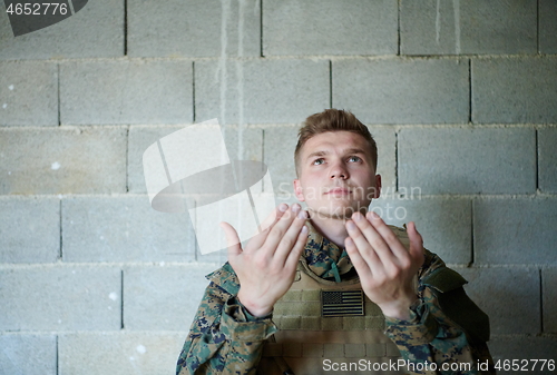 Image of muslim soldier praying