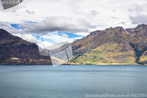 Image of lake Wakatipu in south New Zealand