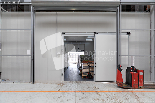 Image of Cargo Door Pallet Truck