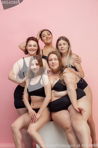 Image of Portrait of beautiful young women with different shapes posing on pink background